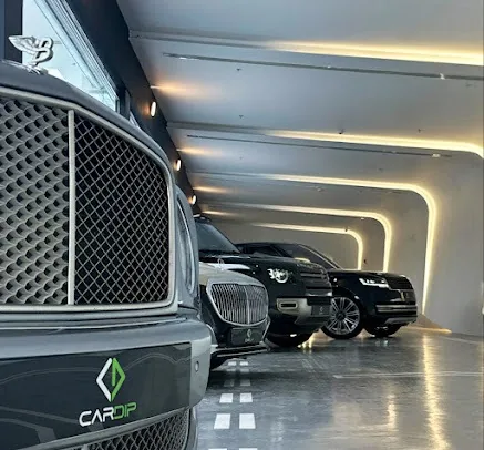 مقدمة سيارة بنتلي في ممر مضاء داخل كاردب