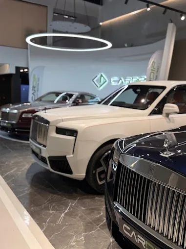سيارات رولز رويس داخل صالة كاردب